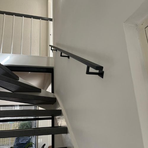 Maak een opvallende statement thuis met stalen trapleuningen op maat!