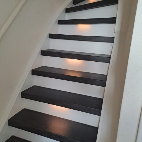 Zwart-wit of houtlook: perfecte kleuren voor je trap