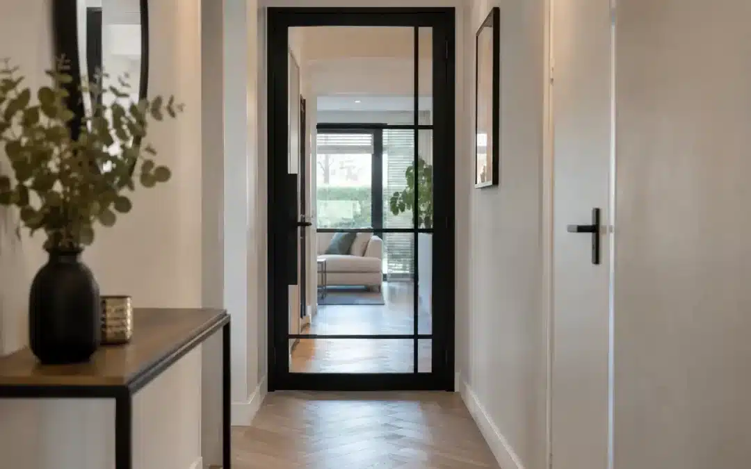 Voorbeeld smalle hal met stalen deur in huis